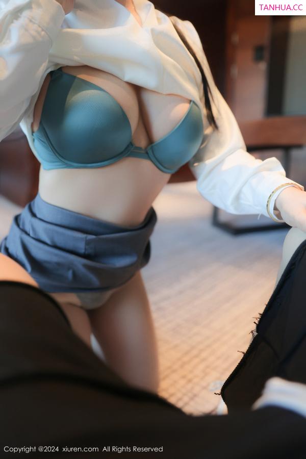   [XiuRen]高清写真图 2024.08.09 No.8989 麦田 丝袜美腿第33张图片